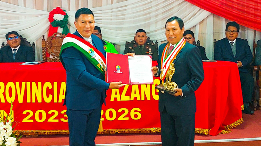 El Rector de la Universidad Nacional del Altiplano Puno, Dr. Paulino Machaca Ari, llevó el saludo de esta prestigiosa casa superior de estudios al alcalde de la Municipalidad Provincial de Azángaro Abog. Salvador Apaza Flores y por su intermedio a toda la población de esta provincia al conmemorar los 241 Años de la Inmolación del General Campesino, Pedro Vilcapaza Alarcón “El Puma Indomable”.