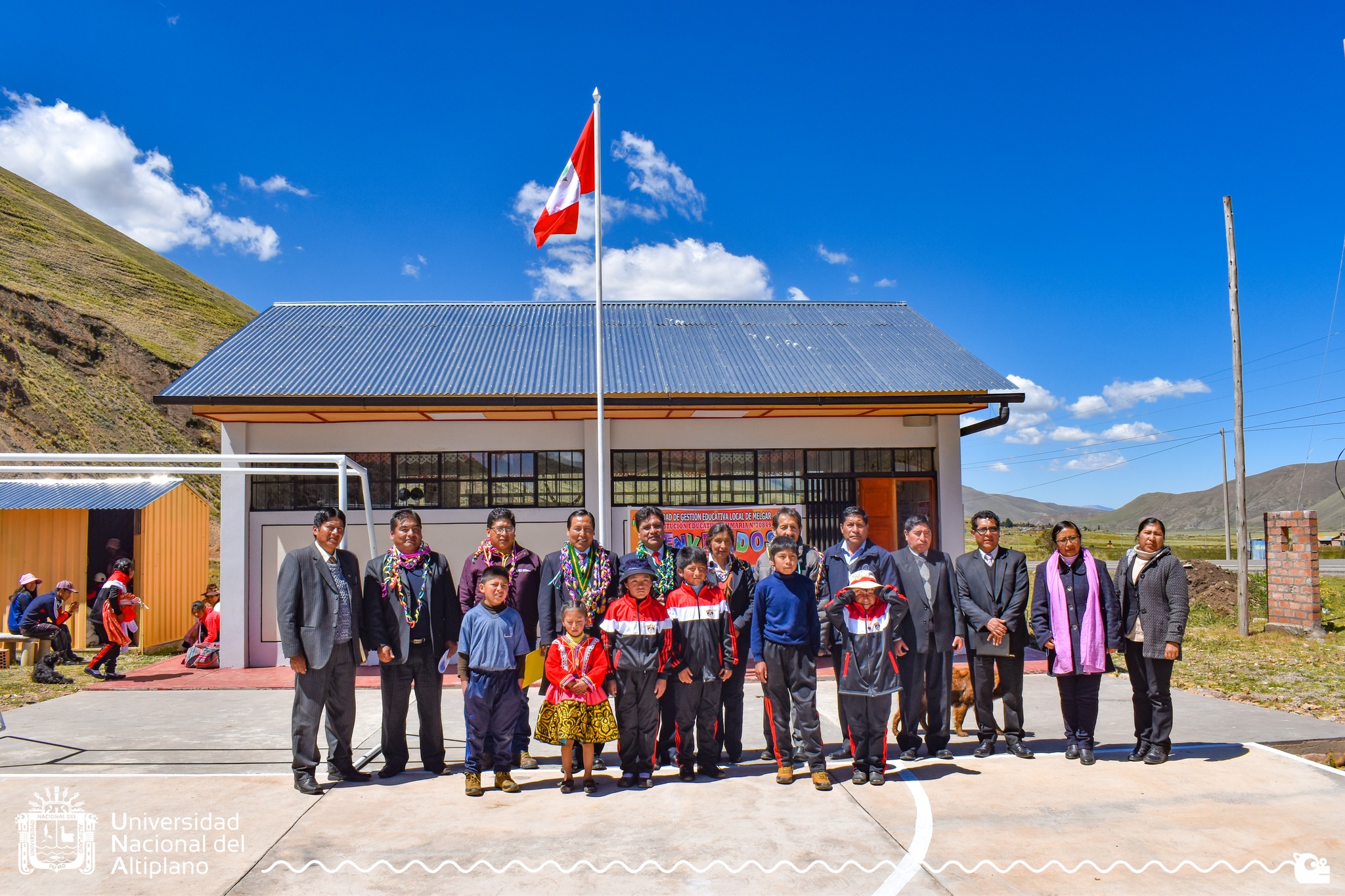 El Rector de la Universidad Nacional del Altiplano, Dr. Paulino Machaca Ari, arribó al sector Machuwasy, jurisdicción del distrito de Santa Rosa, en la Provincia de Melgar, a fin de hacer entrega de la nueva infraestructura educativa en beneficio de los niños y niñas de la I.E. N° 70849 La Raya.