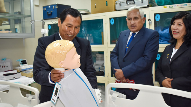 En presencia de las principales autoridades universitarias, se concretó la entrega de modernos laboratorios y equipamiento a la Facultad de Enfermería.