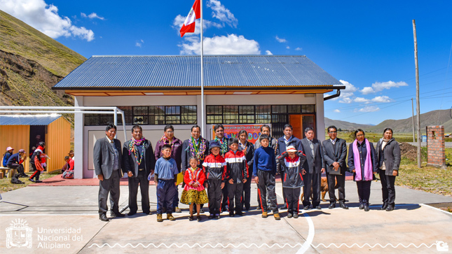 El Rector de la Universidad Nacional del Altiplano, Dr. Paulino Machaca Ari, arribó al sector Machuwasy, jurisdicción del distrito de Santa Rosa, en la Provincia de Melgar, a fin de hacer entrega de la nueva infraestructura educativa en beneficio de los niños y niñas de la I.E. N° 70849 La Raya.