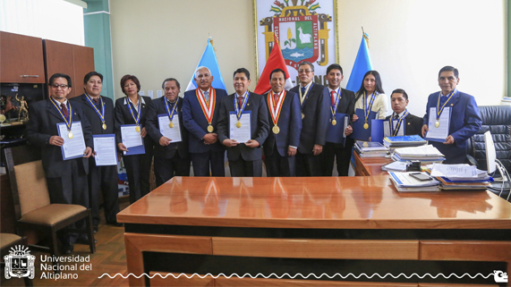 El Rector de la Universidad Nacional del Altiplano Puno, Dr. Paulino Machaca Ari, prestó juramento a los miembros del nuevo Comité Electoral de esta casa de estudios, elegidos en Sesión Extraordinaria de Asamblea Universitaria y ratificados mediante Resolución Nº 012-2023-AU-UNA, para la organización de los procesos electorales de la UNA Puno, designación se da en el marco del art. 72 de la Ley N° 30220 Ley Universitaria, concordante con el art. 155 del Estatuto de esta Casa de Estudios.