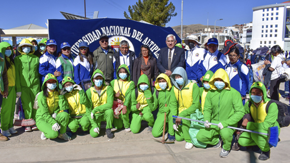 Autoridades, docentes, estudiantes y personal administrativo de la Universidad Nacional del Altiplano Puno participaron de la I Jornada de Limpieza “Mi UNA Te Quiero Limpia, actividad que se llevó a cabo el día 2 de junio en los diferentes espacios y escuelas profesionales del recinto universitario y contó con la presencia del Rector, Dr. Paulino Machaca Ari y el Vicerrector Académico, Dr. Mario Cuentas Alvarado, quienes supervisaron de cerca todo este proceso.