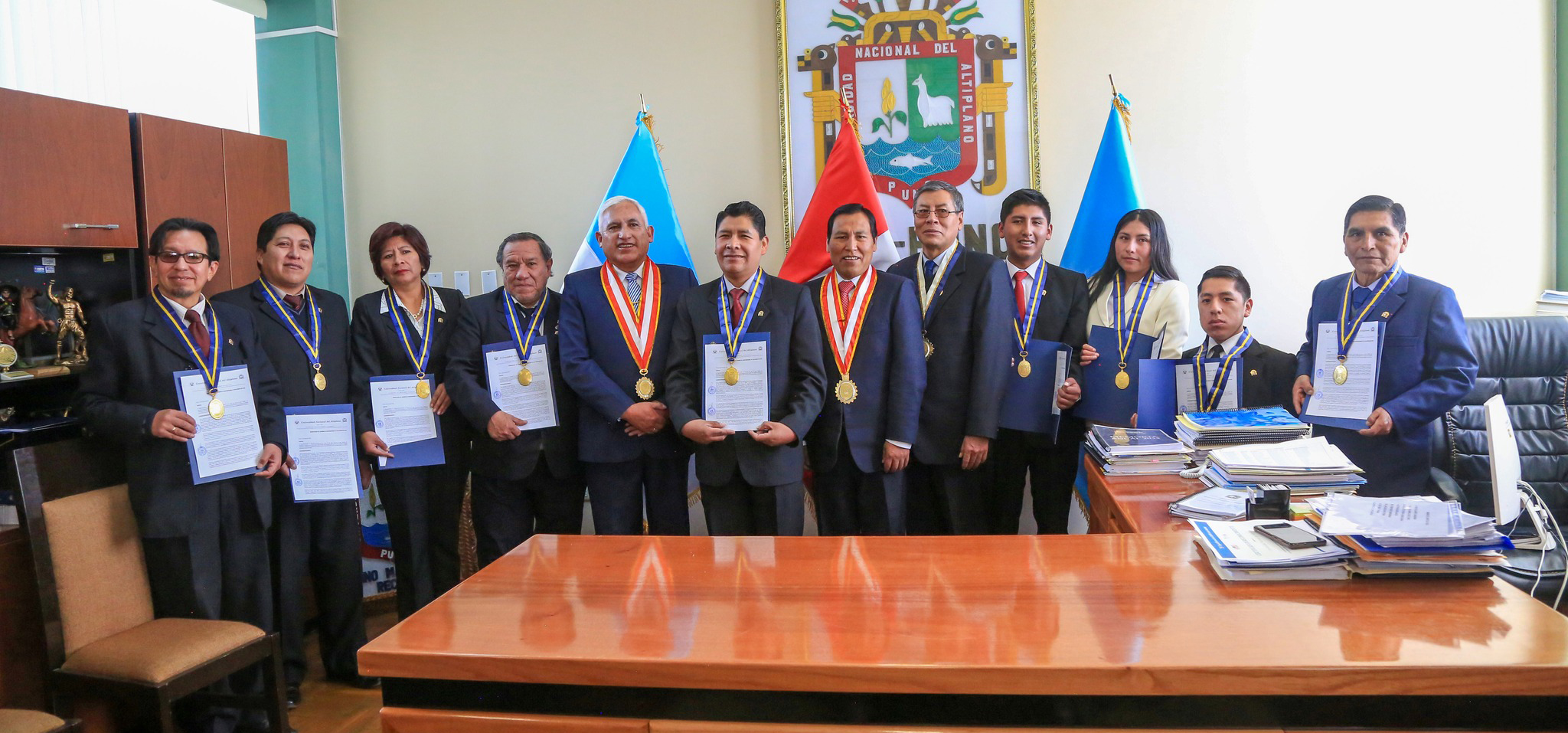 El Rector de la Universidad Nacional del Altiplano Puno, Dr. Paulino Machaca Ari, prestó juramento a los miembros del nuevo Comité Electoral de esta casa de estudios, elegidos en Sesión Extraordinaria de Asamblea Universitaria y ratificados mediante Resolución Nº 012-2023-AU-UNA, para la organización de los procesos electorales de la UNA Puno, designación se da en el marco del art. 72 de la Ley N° 30220 Ley Universitaria, concordante con el art. 155 del Estatuto de esta Casa de Estudios.