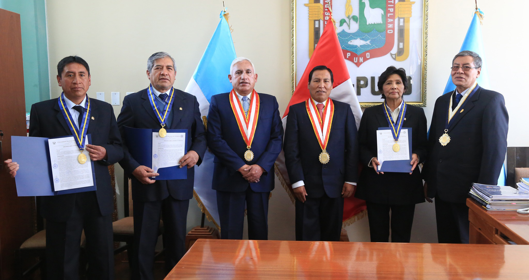 En el despacho rectoral de la Universidad Nacional del Altiplano Puno, se llevó a cabo el acto de juramentación de los nuevos miembros del Tribunal de Honor de esta casa superior de estudios, quienes a partir de la fecha y por un periodo de 2 años calendarios y conforme a la Resolución Asamblea Universitaria N° 013-2023-AU-UNA