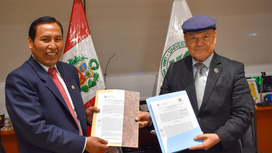 El Rector de la Universidad Nacional del Altiplano Puno, Dr. Paulino Machaca Ari y el Rector de la Universidad Ricardo Palma de Lima, Dr. Elio Rodríguez Chávez, firmaron un convenio marco de cooperación académica, cultural, científica y tecnológica.