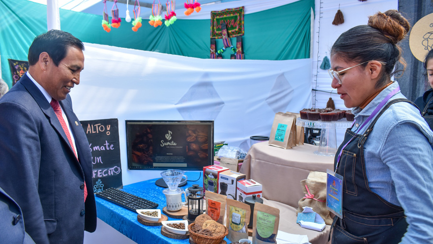 La Universidad Nacional del Altiplano Puno, a través del Vicerrectorado de investigación y el Centro de Emprendimiento IncunaLab, Laboratorio de Incubación Empresarial, llevaron a cabo la feria de emprendimiento empresarial “Emprendelaria”, actividad que reunió a 50 emprendedores universitarios y la región Puno.