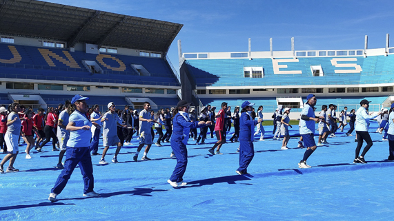 Con gran expectativa, estudiantes de diversas escuelas profesionales, docentes y personal administrativo de la UNA Puno, participaron de la XVI edición de la Aerotón “Universidad saludable”, organizado por la Escuela Profesional de Educación Física, evento que tuvo lugar en el estadio Monumental de la UNA Puno, iniciando con la demostración gimnástica y aeróbica a cargo de los estudiantes del tercer y quinto ciclo de dicha carrera.