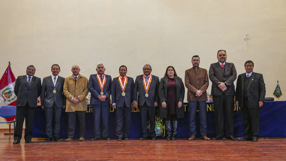 La Facultad de Ciencias Jurídicas y Políticas de la Universidad Nacional del Altiplano Puno, recibió la visita de la Comisión de Pares Académicos Externos (CPAE) CIEES – México, cuyo objetivo es evaluar las condiciones para lograr su Acreditación Internacional, en reconocimiento a la excelencia, la calidad y la mejora continua de su propuesta académica; evaluación que se extenderá hasta el día martes 4 de julio y consta de varias etapas.