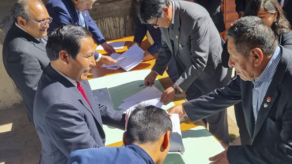 En presencia de las principales autoridades, se cumplió con la entrega de la segunda dotación de telas para el uniforme institucional de los docentes universitario de esta casa superior de estudios, dando cumplimiento al compromiso asumido por la presente gestión de gobierno universitario, al que se suma anteriormente la entrega de un primer corte de tela, buzo, polera, gorro y mochila institucional.