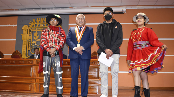 En instalaciones del Salón de Grados de la UNA Puno, la Municipalidad Provincial de Carabaya presidido por su alcalde, Abg. Edmundo Cáceres Guerra, se desarrolló el lanzamiento y entrega del ‘Bono Académico Municipal’, como parte del proyecto denominado “Creación de servicio de atención y promoción de familias en logro de competencias académicas como medio de resiliencia ante los niveles de pobreza local del distrito Macusani, provincia de Carabaya, departamento de Puno”.