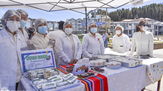 A través de una Feria Informativa y con la presencia del Vicerrector de Investigación de la UNA Puno Dr. Ariel Velazco Cárdenas, se inauguró el I Festival Nutriciencia, cuyo objetivo fue brindar información y presentar innovadoras propuestas alimenticias a la comunidad universitaria, ricas en hierro de origen animal y vegetal, vitaminas y calcio, que ayuden a la disminución del riesgo de enfermedades crónicas y mejorar la calidad de vida.
