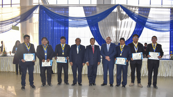 Durante la ceremonia de Homenaje al Docente Universitario por su día, la Universidad Nacional del Altiplano Puno, mediante el Vicerrectorado de Investigación otorgó un merecido reconocimiento a los docentes Investigadores Renacyt, otorgándoles la medalla de docente investigador, su diploma y la Resolución Rectoral 1688-2023-R-UNA que resuelve expresar reconcomiendo institucional por este logro.