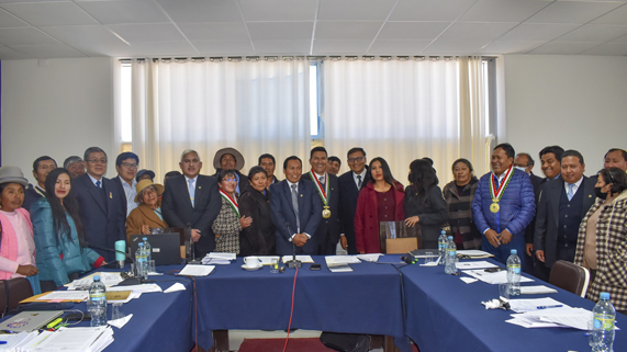 En sesión de Consejo Universitario Extraordinario y en presencia de las autoridades y representantes de la sociedad civil de la provincia de Azángaro se aprobó la creación de la Filial de la UNA Puno en esta parte de la región de Puno, acuerdo respaldado ampliamente por los miembros de este órgano de gobierno que de esta manera descentraliza oficialmente la formación de los futuros profesionales de esta prestigiosa casa superior de estudios.