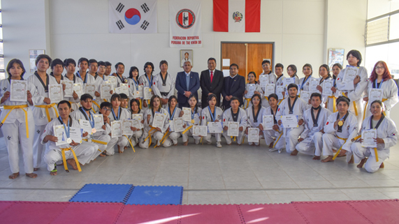 Con éxito se realizó la ceremonia de Entrega de Grado - Cinturón Amarillo a estudiantes quienes aprobaron su examen de ascenso.