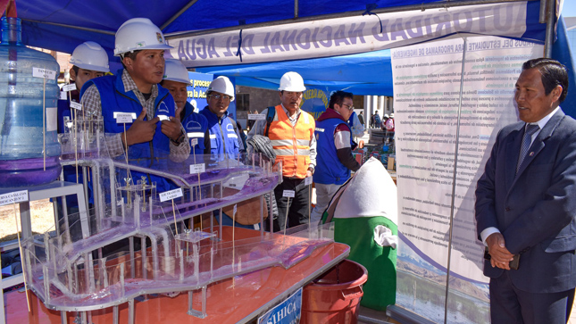 Con éxito se desarrolló la I Exposición de Evidencias de Logros de aprendizaje de la UNA Puno 2023; cuyo objetivo principal fue demostrar lo que el estudiante sabe o puede hacer ante una situación en un contexto determinado; evento encabezado por el Vicerrectorado Académico, a través de la Dirección de Gestión Académica, oficina responsable de la planificación, organización y dirección de las actividades académicas de la universidad.