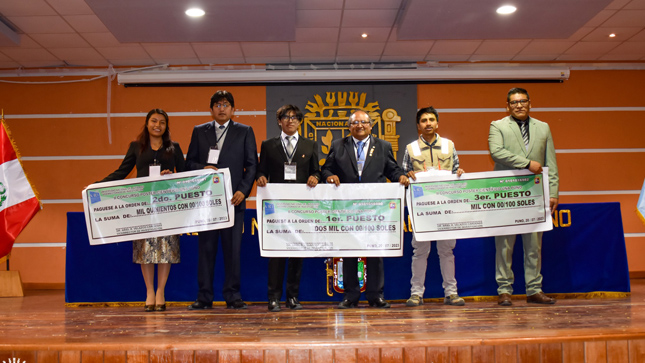 Con la participación de más de 40 propuestas de investigación, el Vicerrectorado de Investigación de la Universidad Nacional del Altiplano Puno, realizó el Concurso Póster Científico, con el objeto de propiciar la investigación en el nivel de pregrado, actividad encabezada por el Dr. Ariel Velazco Cárdenas Vicerrector de Investigación, quien sostuvo que la idea de propiciar este tipo de actividades es motivar a los estudiantes que se encuentran en una etapa intermedia de su formación a investigar.
