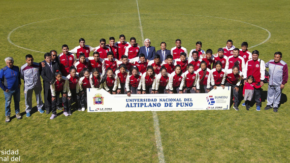 Las principales autoridades universitarias y directivos del Club Deportivo Universitario hicieron la entrega de la nueva indumentaria deportiva al comando técnico y jugadores (as) del cuadro crema que, llevan los colores de la primera casa de estudios superiores de la región y la provincia de Puno, ambos equipos que los próximos días tendrán partidos decisivos con miras a lograr en ansiado campeonato de la Copa Perú.
