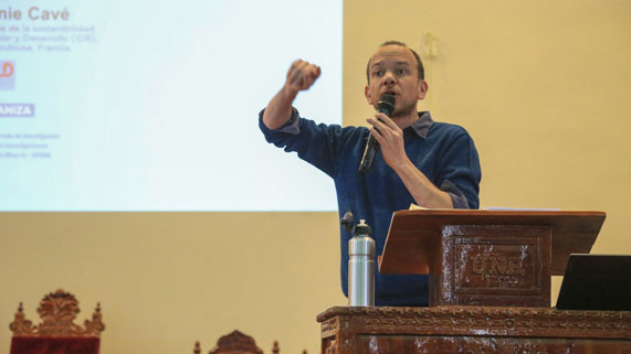 La Universidad Nacional del Altiplano a través del Instituto de Investigación en Pequeña Minería del Vicerrectorado de Investigación, desarrolló la conferencia académica ¿Una nueva condición humana a raíz el cambio climático? A cargo del Dr. Jerémie Cavé, Investigador en Ciencias de la Sostenibilidad del Instituto del Instituto de Investigación y Desarrollo de la Universidad de Toulouse en Francia, evento llevado a cabo en el Auditorio Magno de esta casa de estudios.