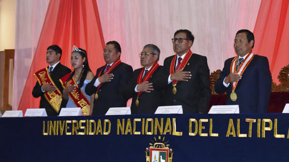 En el Auditorio Magno de la Universidad Nacional del Altiplano Puno se realizó la ceremonia por el LIX Aniversario de Vida Institucional de la Facultad de Ciencias Contables y Administrativas de esta casa de estudios, actividad que contó con la presencia del Dr. Paulino Machaca Ari, Rector, el Dr. Edgar Callohuanca Ávalos, Decano de la Facultad, autoridades de la misma, plana docente y estudiantes, quienes mediante este acto rindieron un homenaje a su centro del saber.