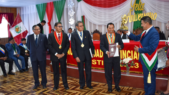 El Rector de la Universidad Nacional del Altiplano Puno, Dr. Paulino Machaca Ari, llevó el saludo de esta casa de estudios al señor Alcalde, regidores, funcionarios y población en general, al conmemorarse el CDXXXVII Aniversario de Creación de la Ciudad de Azángaro.