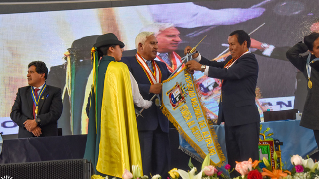 La Universidad Nacional del Altiplano Puno realizó la ceremonia de Premiación y Reconocimiento a Estudiantes que ocuparon los ‘Primeros Puestos’ en las diferentes modalidades de ingreso a esta casa superior de estudios, así como a los colegios nacionales de la región de Puno con mayor número de ingresantes.