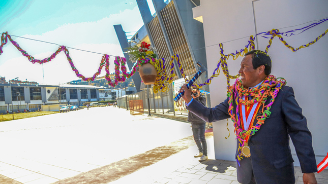 La Universidad Nacional del Altiplano Puno, en el marco de la celebración de su aniversario, inauguro el novísimo proyecto: “Mejoramiento del sistema de seguridad patrimonial e integridad física en la ciudad universitaria”, obra que demando un presupuesto total modificado de 6 millones 520 mil 143 soles, cuya longitud total es de mil 945 metros lineales, divido en metas de cuatro tramos, según informó el jefe de la oficina de Ejecución de Inversiones de la UNA Puno, Dr. Carlos Alberto Gonzales Gutiérrez.