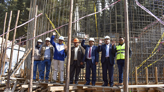 Más de 20 mil miembros de la comunidad universitaria, entre docentes, estudiantes, personal administrativo y usuarios de la Universidad Nacional del Altiplano Puno, serán beneficiados con la construcción de un colosal reservorio con una capacidad de 600 m3, edificado en la zona alta del campus universitario (bosque), lo que servirá la enfrentar la inminente sequía por déficit hídrico que atraviesa la humanidad y en particular la región de Puno.
