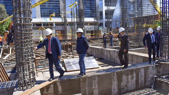 El Rector de la Universidad Nacional del Altiplano Puno, Dr. Paulino Machaca Ari, junto al Vicerrector Académico, Mario Cuentas Alvarado y funcionarios de esta casa de estudios, procedieron a supervisar los trabajos realizados en la edificación de nuevo Edificio de Administración de la UNA, monumental obra cuyo presupuesto supera los 25 millones de soles y esta ubicada en la Av. El Sol con Jr. Candelaria.