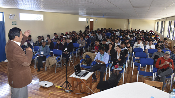 La juventud de la provincia de Carabaya y sus distritos, tuvo el privilegio de contar con la presencia del Dr. Paulino Machaca Ari, Rector de la Universidad Nacional del Altiplano Puno, quien impartió una interesante y amena ponencia sobre “Educación e Innovación” durante el “X Congreso Provincial de la Juventud” desarrollado entre el 07 y 08 de octubre en el distrito de Ajoyani que congregó a más de 300 jóvenes.