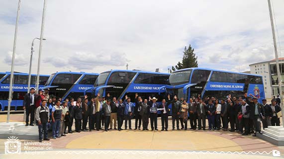 Cuatro modernos buses de dos niveles, arribaron a la Universidad Nacional del Altiplano Puno, unidades que serán puestos al servicio de toda la comunidad universitaria, señaló el rector de la UNA, Dr. Paulino Machaca Ari, quien junto al vicerrector académico Dr. Mario Cuentas Alvarado, participó de una breve ceremonia de recepción que se cumplió en el patio central de esta prestigiosa universidad.