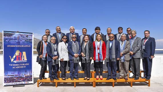 La Universidad Nacional del Altiplano Puno, fue sede del XVI Encuentro de Vicerrectores Académicos del país donde participaron 16 autoridades universidades. Durante la clausura del magno y exitoso evento, el vicerrector de la UNA Puno, Dr. Mario Cuentas Alvarado, dio cuenta que se fijaron retos y a través del uso de las fortalezas se formen profesionales altamente competitivos e íntegros.