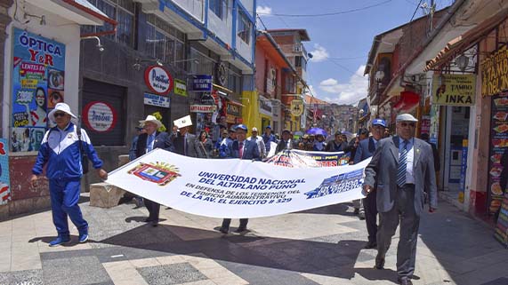 Con el claro objetivo de defender y hacer respetar el edificio universitario de la Av. Ejército N° 329 de Puno, las autoridades, docentes, personal administrativo, estudiantes y egresados de la Universidad Nacional del Altiplano Puno se movilizaron masivamente para defender este predio y solicitar un proceso justo en base a la verdad y documentos originales presentados por esta casa de estudios que legitiman su propiedad.