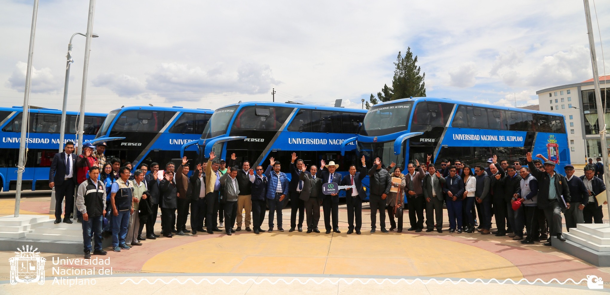 Cuatro modernos buses de dos niveles, arribaron a la Universidad Nacional del Altiplano Puno, unidades que serán puestos al servicio de toda la comunidad universitaria, señaló el rector de la UNA, Dr. Paulino Machaca Ari, quien junto al vicerrector académico Dr. Mario Cuentas Alvarado, participó de una breve ceremonia de recepción que se cumplió en el patio central de esta prestigiosa universidad.
