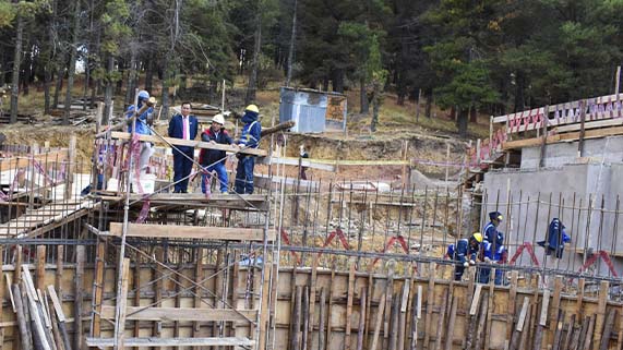 El rector de la Universidad Nacional del Altiplano Puno, Dr. Paulino Machaca Ari, realizó una visita inopinada a dos obras en proceso de ejecución; se trata de la construcción de un colosal reservorio para abastecer agua potable a más de 20 mil miembros de la comunidad universitaria y la edificación del Pabellón nuevo de la Escuela Profesional de Arte.