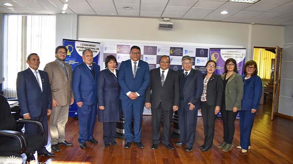 El Vicerrector de Investigación de la Universidad Nacional del Altiplano Puno, Dr. Ariel Velazco Cárdenas, cumplió con reconocer y premiar a los docentes investigadores, por su destacada participación durante el “I Congreso Internacional de Investigación” en honor al Dr. Julio Mayta Quispe, con sus investigaciones que aportan al desarrollo científico de nuevos conocimientos.