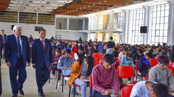 La Dirección de Admisión de la Universidad Nacional del Altiplano Puno realizó el I Simulacro de Examen de Admisión que congregó la participación de más de mil 500 jóvenes, egresados de las diferentes instituciones educativas de nivel secundario, así como aquellos estudiantes que cursan en quinto año de educación, quienes se familiarizaron con un examen de ingreso a una universidad.