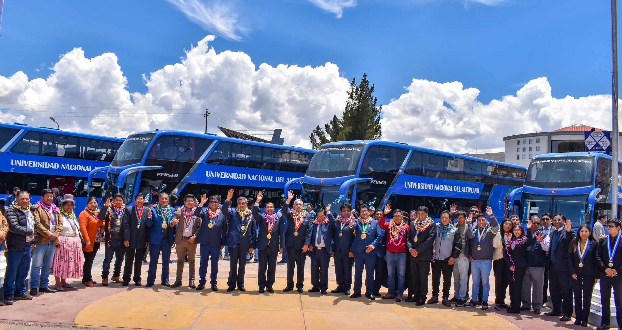 En medio de regocijo de los estudiantes y muestras de gratitud y agradecimiento de los alcaldes de las provincias de Huancané, Yunguyo, Melgar y el regidor de la provincia de Azángaro, las autoridades de la Universidad Nacional del Altiplano Puno, presidida por el rector, Dr. Paulino Machaca Ari, cumplieron con la entrega oficial de 4 nuevos y modernos buses para el transporte interprovincial de los universitarios provenientes de estos lugares.