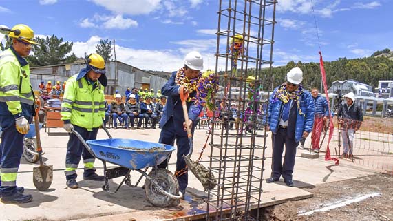 Siguen las obras. En ceremonia especial, las autoridades de la Universidad Nacional del Altiplano Puno y funcionarios cumplieron con el acto protocolar de inicio de la ejecución de la tribuna norte del Monumental Estadio de la UNA Puno. La obra tendrá una inversión de más de 30 millones 492 mil 875 soles, según anunció el rector, Dr. Paulino Machaca Ari, quien presidió el acto, que congregó la participación de diferentes medios de comunicación quienes testificaron este acto.