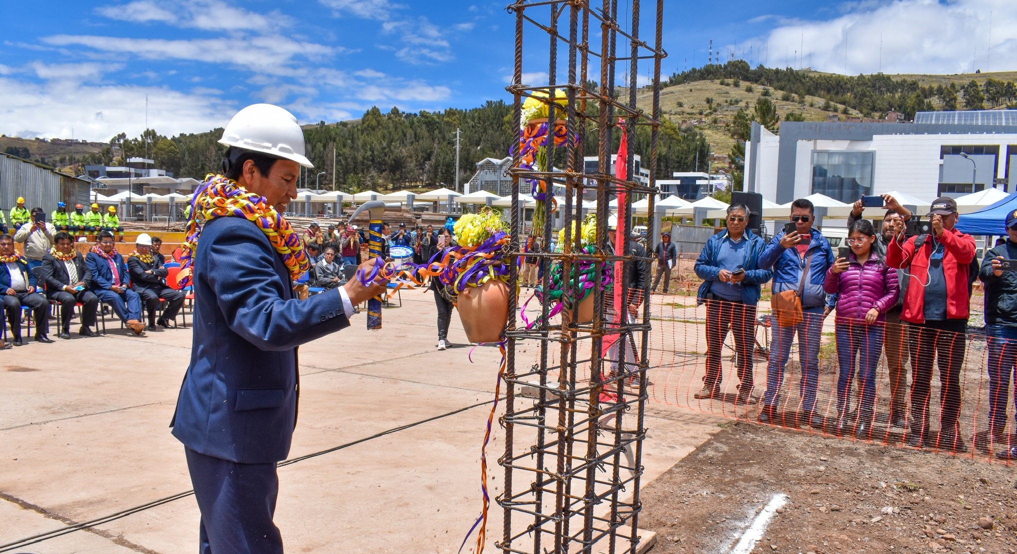 Siguen las obras. En ceremonia especial, las autoridades de la Universidad Nacional del Altiplano Puno y funcionarios cumplieron con el acto protocolar de inicio de la ejecución de la tribuna norte del Monumental Estadio de la UNA Puno. La obra tendrá una inversión de más de 30 millones 492 mil 875 soles, según anunció el rector, Dr. Paulino Machaca Ari, quien presidió el acto, que congregó la participación de diferentes medios de comunicación quienes testificaron este acto.
