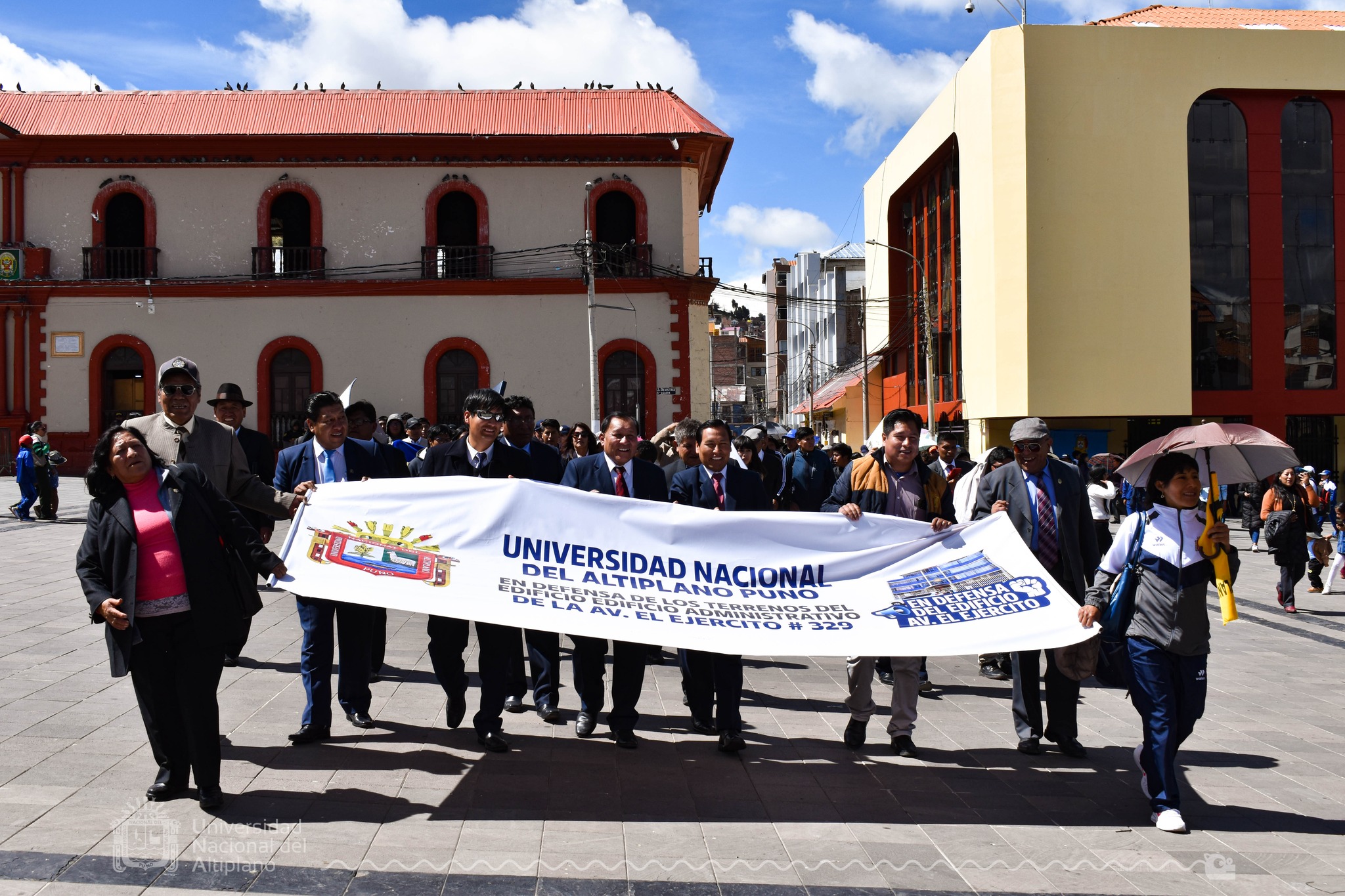 Hasta la victoria. Una vez más, las autoridades universitarias, docentes, estudiantes, personal administrativo y egresados de la Universidad Nacional del Altiplano Puno, participaron de una nueva marcha institucional exigiendo el respeto a su propiedad ubicada en la Av. El Ejército 329, en la cual se encuentra en posesión hace más de 40 años, como es de conocimiento de los miles de egresados de esta prestigiosa universidad y el pueblo de Puno