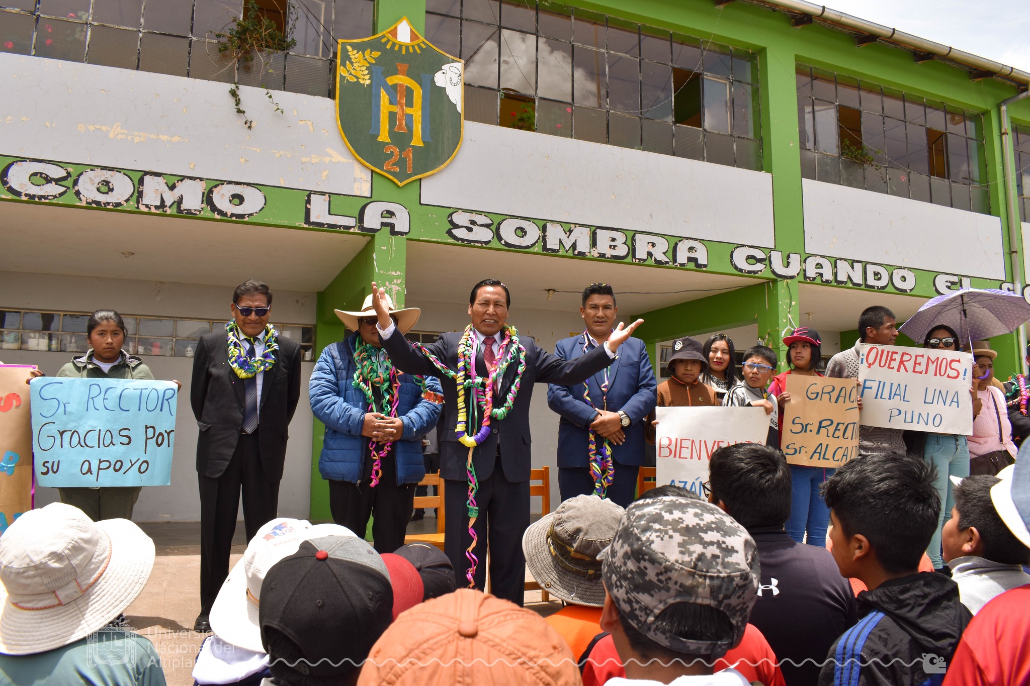 El Rector, Dr. Paulino Machaca Ari y el Alcalde de la Municipalidad Provincial De Azángaro, Abog. Salvador Apaza Flores, firmaron el testimonio de transferencia de terreno de más de 4 hectáreas de extensión a favor de la Universidad Nacional del Altiplano Puno a fin de concretar la edificación propia de la nueva filial de esta casa de estudios en la provincia de Azángaro.