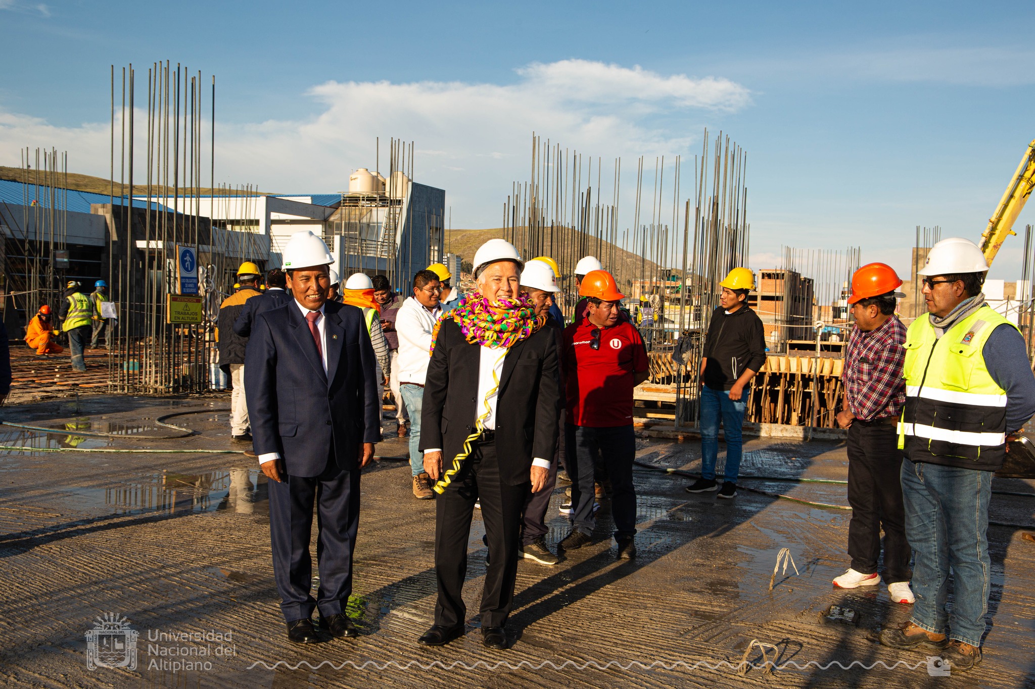 El Rector de la Universidad Nacional de Ingeniería (UNI), Dr. Pablo Alfonso López Chau Nava, apadrinó el vaciado del segundo nivel del monumental Edificio de Administración de la Universidad Nacional del Altiplano Puno, ubicado en el corazón de esta ciudad junto a su homólogo de la Universidad Nacional del Altiplano Puno, Dr. Paulino Machaca Ari, el Director de la Escuela de Posgrado, Dr. Walter Tudela Mamani, el Decano de la Facultad de Ciencias Agrarias, Dr. Javier Mamani Paredes