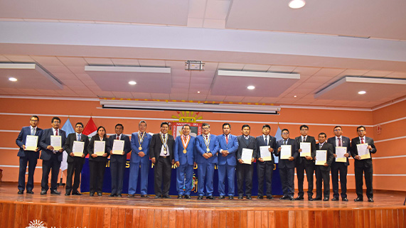 Histórico. En una ceremonia protocolar, la Universidad Nacional del Altiplano - Puno, oficializó el nombramiento de un total de 162 docentes universitarios. La entrega de las Resoluciones estuvo a cargo del Rector, Dr. Paulino Machaca Ari, los integrantes de la Comisión de Nombramiento, Dr. Javier Mamani Paredes y Dr. Sergio Serruto Barriga, la participación del director de la Escuela de Posgrado, Dr. Juan Walter Tudela Mamani y la presencia del secretario general del SIDUNA, Dr. Carlos Abad Vargas Ortega.