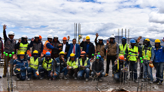 Más obras. Con la concreción del vaciado del 6to nivel del moderno Edificio de Administración, continúa la ejecución de obras de gran envergadura en la Universidad Nacional del Altiplano - Puno, el mismo tiene como objetivo mejorar el servicio a la comunidad universitaria y principalmente el sistema de administración en nuestra primera casa superior de estudios de la región Puno.