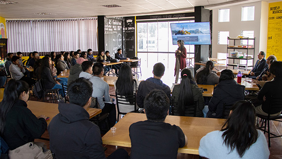 La Universidad Nacional del Altiplano de Puno, a través de la Dirección de Incubadora de Empresas del Vicerrectorado de Investigación, ha sido reconocida al ganar uno de los cuatro premios otorgados por el Ministerio de la Producción del Perú. Este programa busca fortalecer las capacidades de incubadoras y aceleradoras en diversas regiones del país, con el objetivo de impulsar el emprendimiento en estudiantes, docentes y personal administrativo.