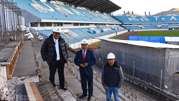 Promesa Cumplida. A pocos días de recibir a miles de visitantes por el LVIII Concurso de Danzas Originarias y Trajes de Luces, en honor a la Santísima Virgen de la Candelaria 2025, la Universidad Nacional del Altiplano - Puno continúa avanzando con la construcción de su Estadio Monumental. En esta ocasión, se ha concluido el vaciado de la loza y los graderíos del bloque 16 en la Tribuna Norte, marcando un hito importante en el progreso de la obra.