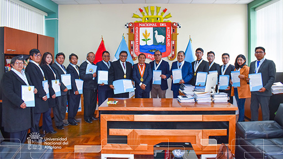 Con el objetivo de fortalecer la primera casa superior de estudios y garantizar su funcionamiento de acuerdo con los principios de calidad, equidad y transparencia, el Rector de la Universidad Nacional del Altiplano de Puno, Dr. Paulino Machaca Ari, juramentó a los integrantes de la Comisión Estatutaria, presidido por el docente principal, Dr. Edgar Callohuanca Ávalos.