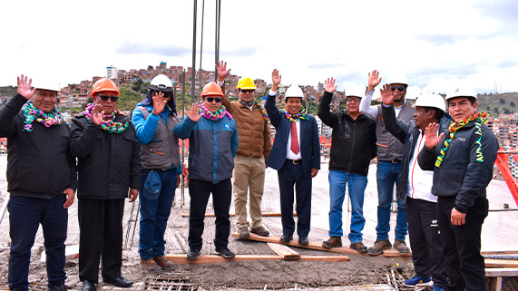 Con la finalización del vaciado del último nivel del moderno Edificio de Administración de la Universidad Nacional del Altiplano Puno, el avance de la obra ha alcanzado un 49.2%, según informó el residente de la construcción. El Rector de la UNA, Dr. Paulino Machaca Ari, aseguró que este año se concluirá y se entregará la obra a la comunidad universitaria.