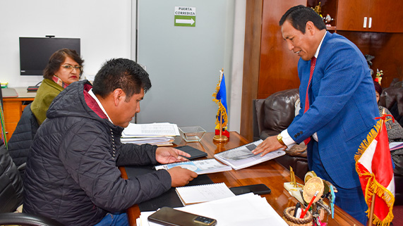 El Rector de la Universidad Nacional del Altiplano Puno, Dr. Paulino Machaca Ari, emplazó al Gobernador Regional de Puno, Richard Hancco Soncco a ejecutar obras en beneficio de esta casa de estudios; señalando que la Ley N° 32185 de Presupuesto del Sector Público para el Año Fiscal 2025, permite a los gobiernos regionales destinar fondos para ejecutar obras en universidades públicas, priorizando aquellas que cuenten con Licenciamiento Institucional.