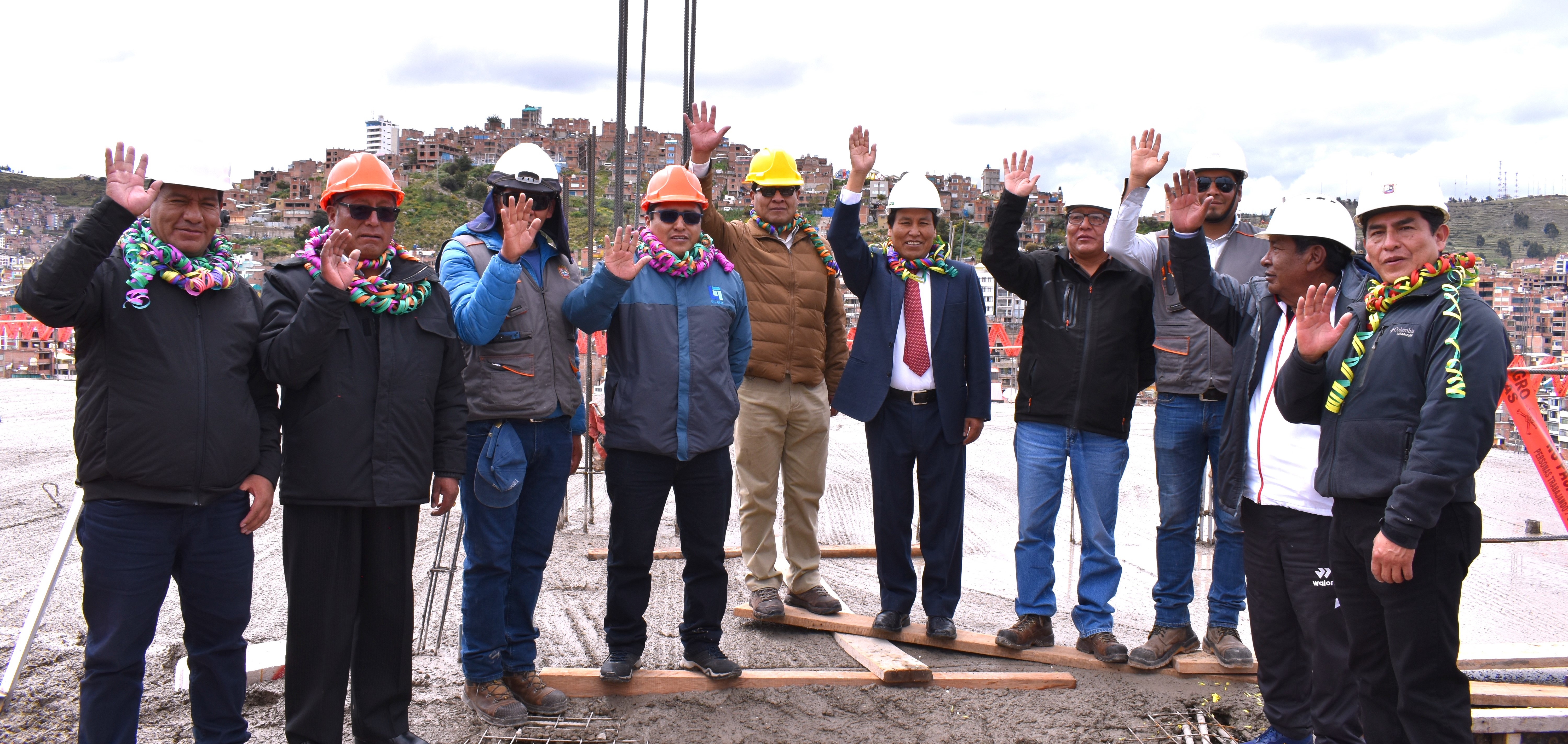 Con la finalización del vaciado del último nivel del moderno Edificio de Administración de la Universidad Nacional del Altiplano Puno, el avance de la obra ha alcanzado un 49.2%, según informó el residente de la construcción. El Rector de la UNA, Dr. Paulino Machaca Ari, aseguró que este año se concluirá y se entregará la obra a la comunidad universitaria.